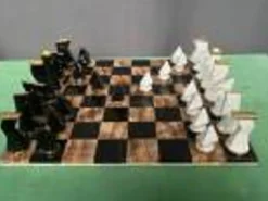 Échecs en porcelaine dans une boîte en acajou