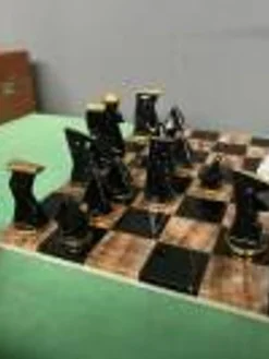 Échecs en porcelaine dans une boîte en acajou