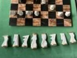 Échecs en porcelaine dans une boîte en acajou