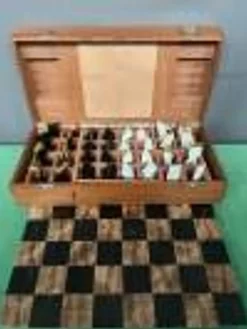 Échecs en porcelaine dans une boîte en acajou