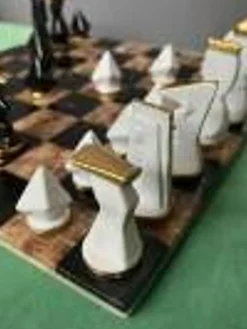 Échecs en porcelaine dans une boîte en acajou