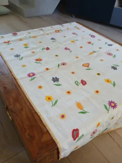 Chemin de table ancien entoile épaisse brodée