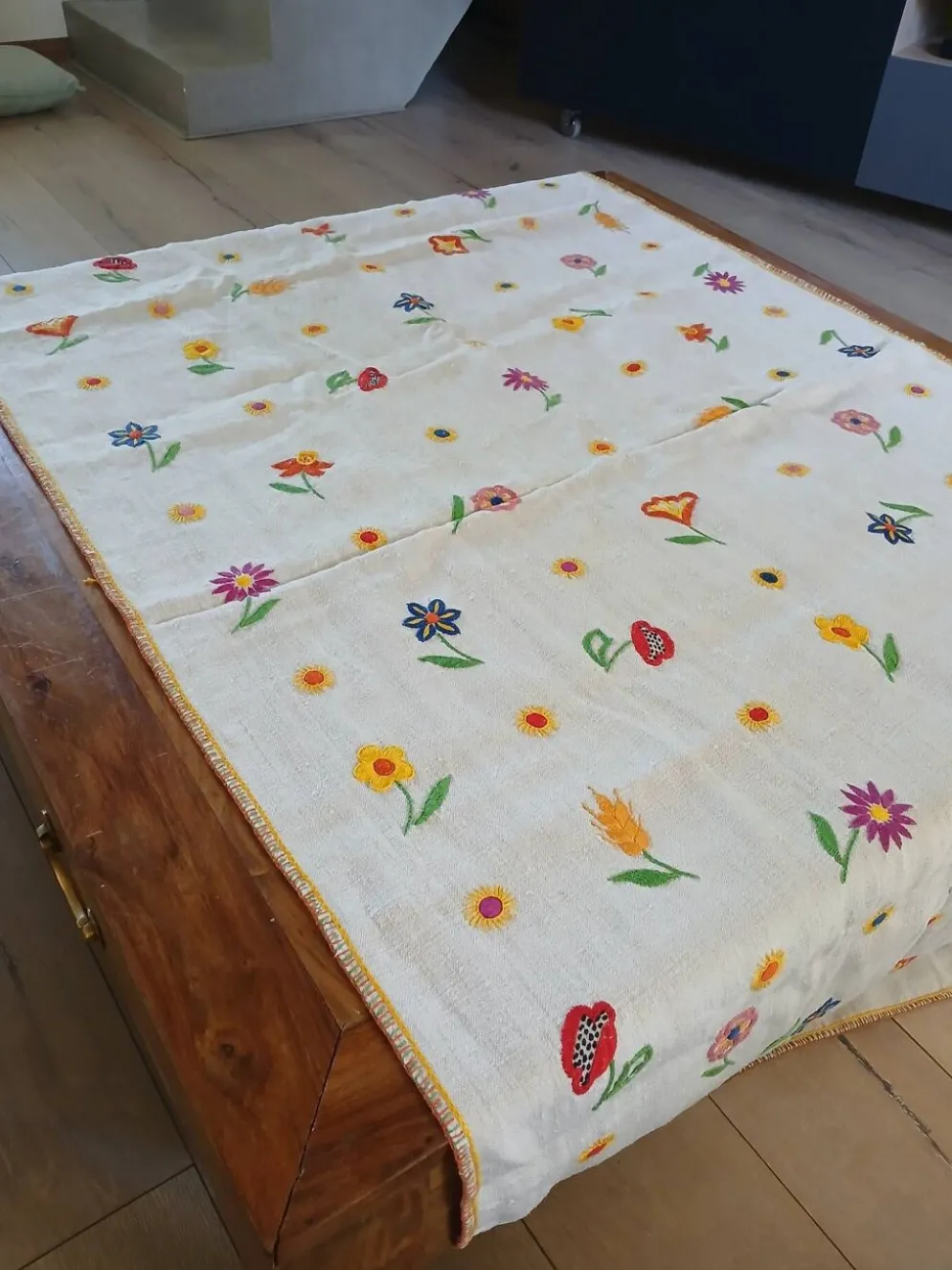 Chemin de table ancien entoile épaisse brodée