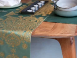 Chemin de table en soie jade doré karakusa