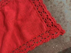 Chemin de table lin et coton et bordure au crochet de couleur rouge vintage