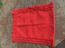 Chemin de table lin et coton et bordure au crochet de couleur rouge vintage