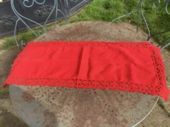 Chemin de table lin et coton et bordure au crochet de couleur rouge vintage