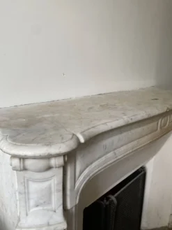 Cheminée ancienne marbre de Carrare, style Louis XV — à déposer