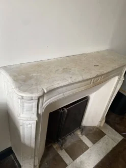 Cheminée ancienne marbre de Carrare, style Louis XV — à déposer