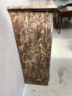 Cheminée de style Louis XIV en marbre rouge moucheté XIX siècle