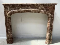Cheminée de style Louis XIV en marbre rouge moucheté XIX siècle