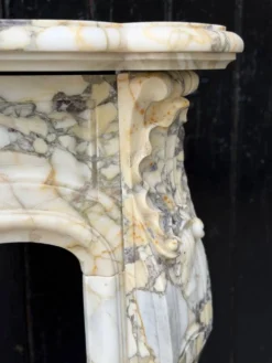 Cheminée de style Louis XV en marbre brèche violette, vers 1880