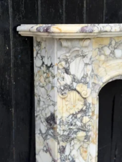 Cheminée de style Louis XV en marbre brèche violette, vers 1880