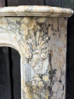 Cheminée de style Louis XV en marbre brèche violette, vers 1880