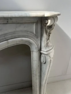 Cheminée de style Louis XV en marbre blanc veiné de Carrare XIX siècle