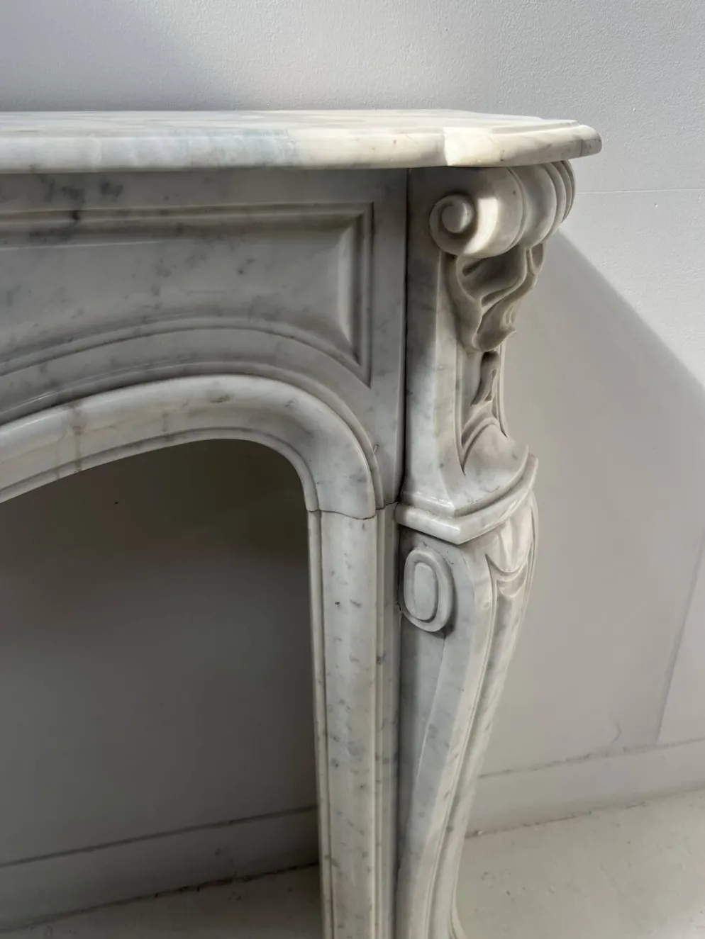 Cheminée de style Louis XV en marbre blanc veiné de Carrare XIX siècle