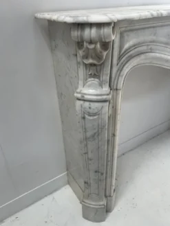 Cheminée de style Louis XV en marbre blanc veiné de Carrare XIX siècle