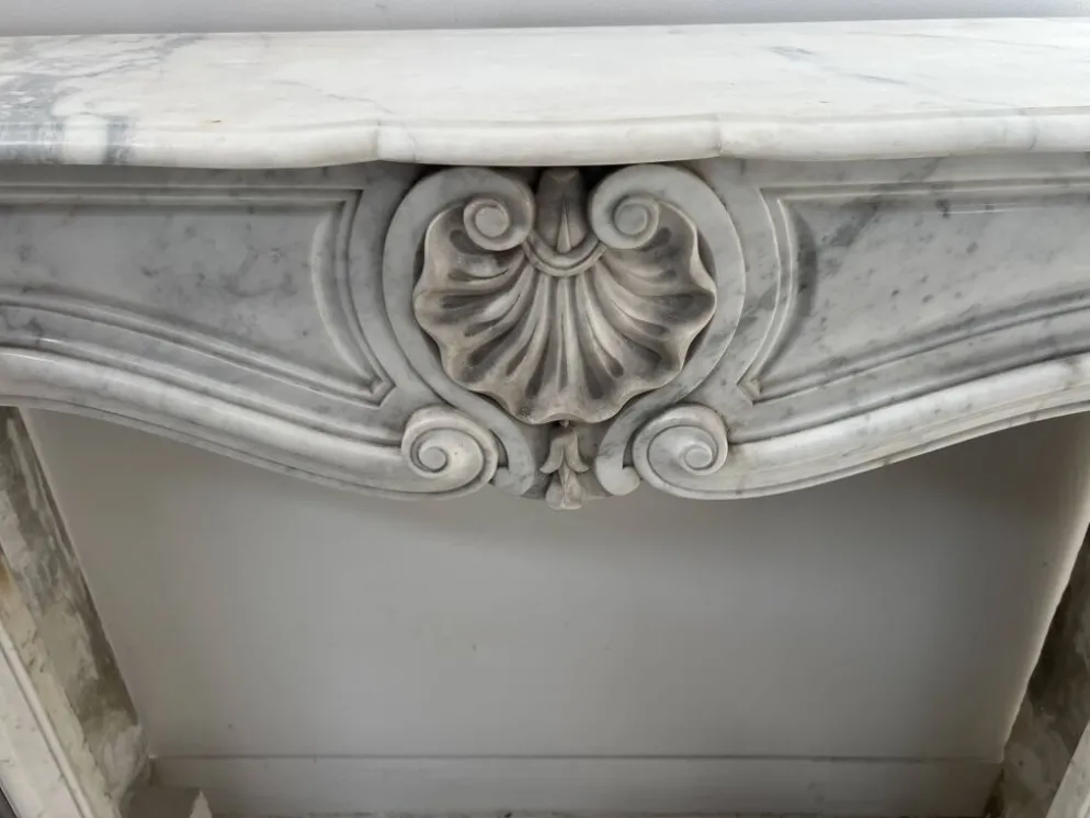 Cheminée de style Louis XV en marbre blanc veiné de Carrare XIX siècle