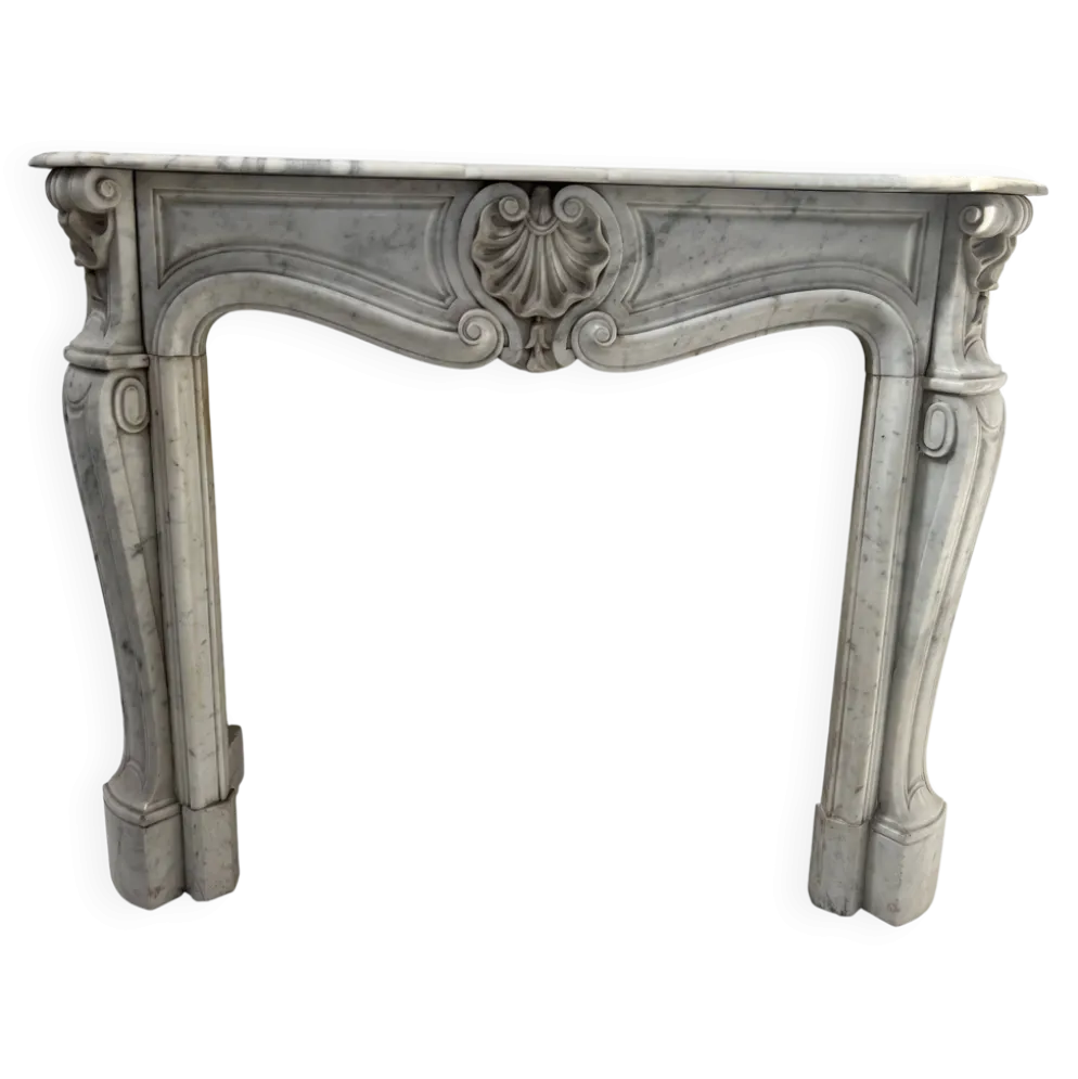Cheminée de style Louis XV en marbre blanc veiné de Carrare XIX siècle