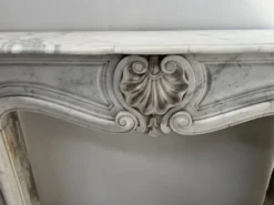 Cheminée de style Louis XV en marbre blanc veiné de Carrare XIX siècle