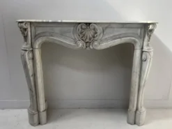 Cheminée de style Louis XV en marbre blanc veiné de Carrare XIX siècle