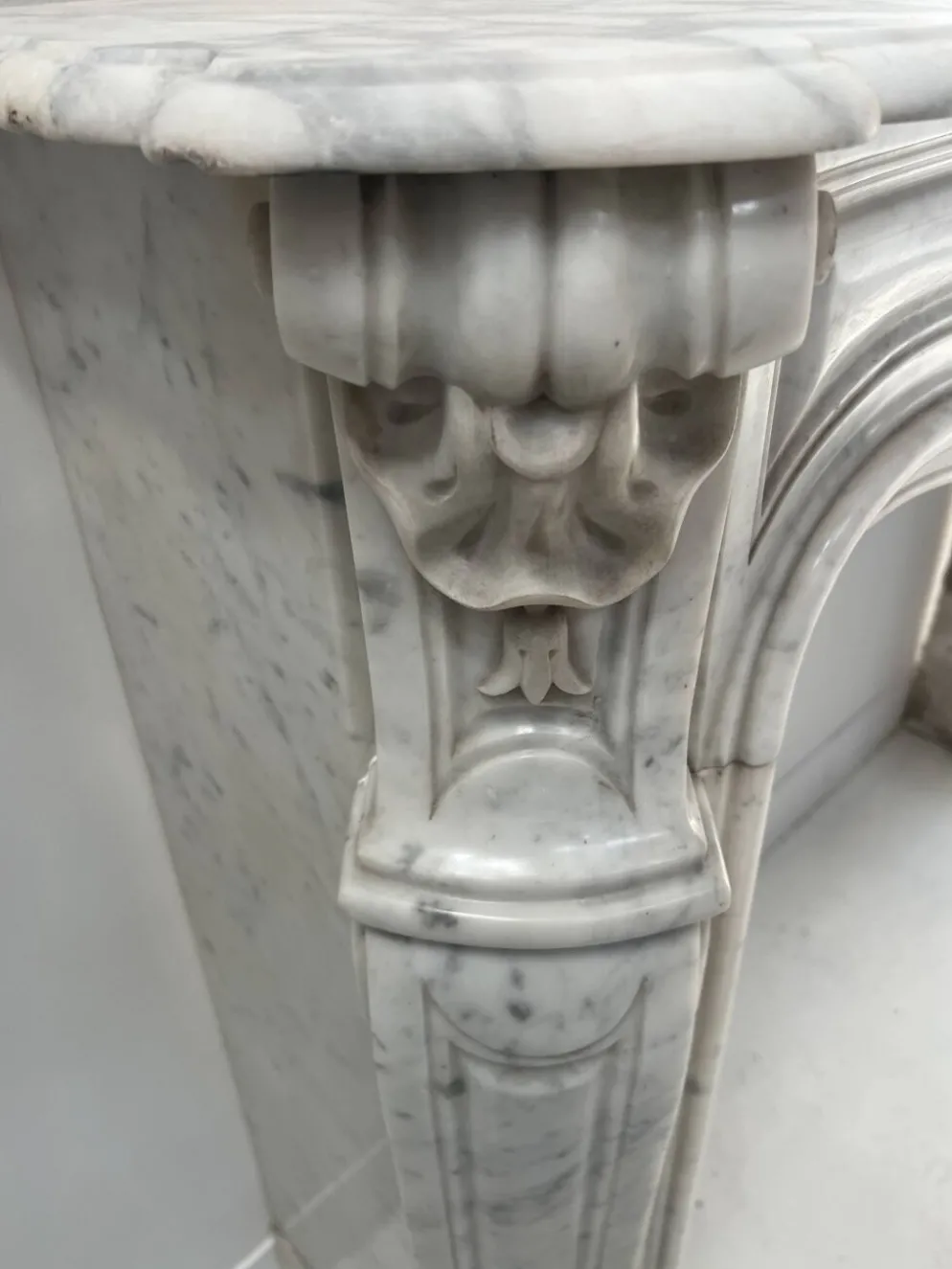 Cheminée de style Louis XV en marbre blanc veiné de Carrare XIX siècle