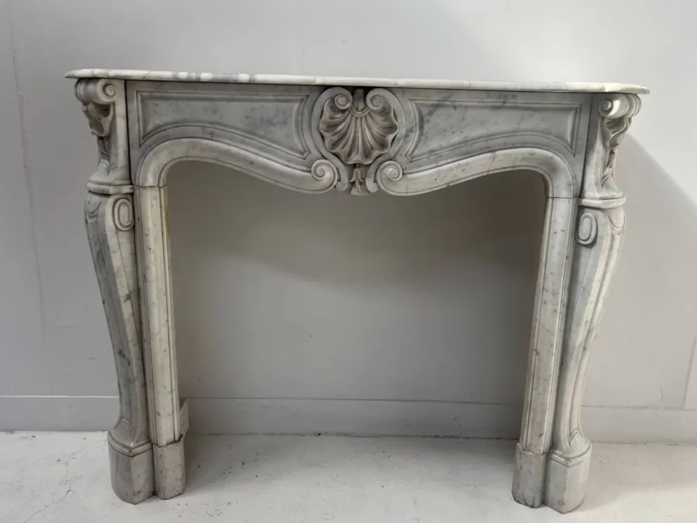 Cheminée de style Louis XV en marbre blanc veiné de Carrare XIX siècle