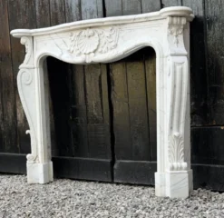 Cheminée de style Louis XV en marbre arabescato, vers 1980