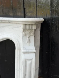 Cheminée de style Louis XV en marbre arabescato, vers 1980