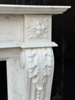 Cheminée de style Louis XV en marbre de Carrare, vers 1980