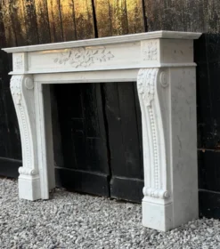 Cheminée de style Louis XV en marbre de Carrare, vers 1980