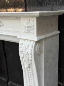 Cheminée de style Louis XV en marbre de Carrare, vers 1980