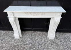 Cheminée de style Louis XV en marbre de Carrare, vers 1980
