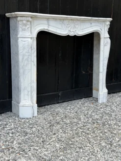 Cheminée de style Louis XV en marbre de Carrare arabescato, vers 1880