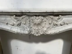 Cheminée de style Louis XV en marbre blanc de Carrare XIX siècle