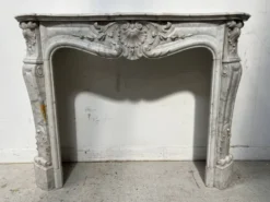 Cheminée de style Louis XV en marbre blanc de Carrare XIX siècle