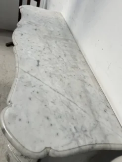 Cheminée de style Louis XV en marbre blanc de Carrare XIX siècle