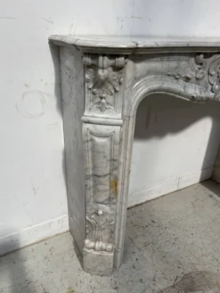 Cheminée de style Louis XV en marbre blanc de Carrare XIX siècle