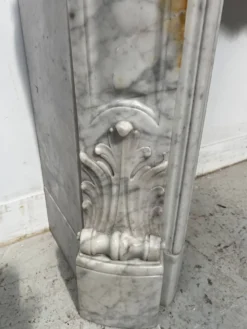 Cheminée de style Louis XV en marbre blanc de Carrare XIX siècle