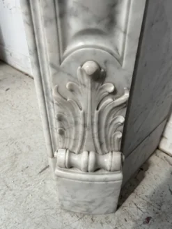 Cheminée de style Louis XV en marbre blanc de Carrare XIX siècle