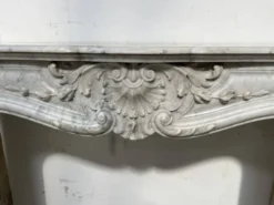Cheminée de style Louis XV en marbre blanc de Carrare XIX siècle