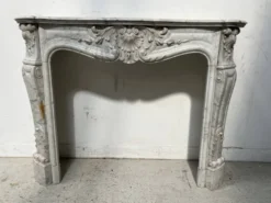 Cheminée de style Louis XV en marbre blanc de Carrare XIX siècle