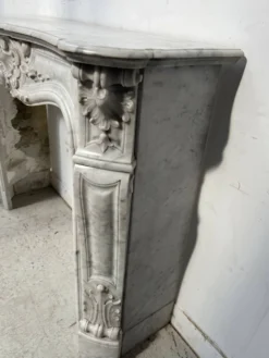 Cheminée de style Louis XV en marbre blanc de Carrare XIX siècle