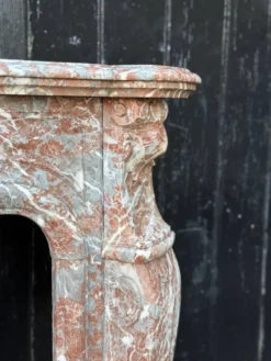 Cheminée de style Louis XV en marbre gris des Ardennes, vers 1880