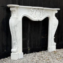 Cheminée de style Louis XV en marbre de Carrare vers 1980