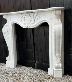 Cheminée de style Louis XV en marbre de Carrare vers 1980