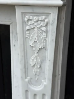 Cheminée de style Louis XVI en marbre de Carrare, vers 1880