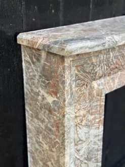 Cheminée de style Louis XVI en marbre gris des Ardennes, vers 1900