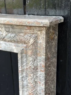 Cheminée de style Louis XVI en marbre gris des Ardennes, vers 1900