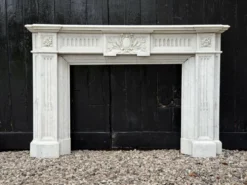 Cheminée de style Louis XVI en marbre blanc de Carrare vers 1880